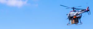 青空の中で飛行しているドローン